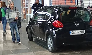 Кола без шофьор паркира в подлеза на „Орлов мост“