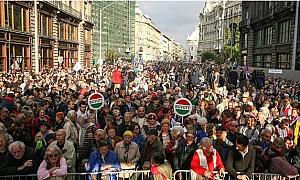 Празник за политическа употреба: Власт и опозиция заляха с митинги Будапеща