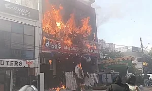 Най-малко 15 души загинаха при пожар в център за обучение по анимация в Индия
