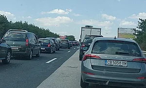 Километрични тапи на АМ „Тракия“: Колите пълзят с 5–10 км/ч