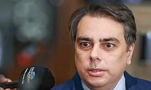 Асен Василев гласува в Хасково и подчерта европейската посока на България