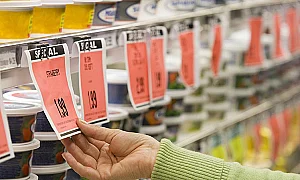 Доматите паднаха с 28%, но маслото скочи с почти 7%: Как се промениха цените на храните