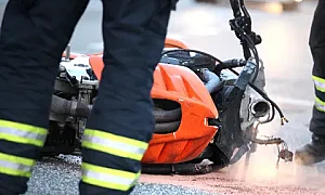 Гонките нямат край: Моторист се заби в кола в Монтана