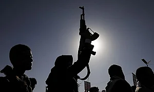 Нови тъмни облаци над енергийния пазар: Хутите се готвят да блокират Червено море