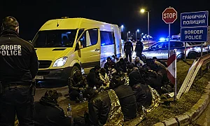 10 дни в гората на трева и блатна вода: Откриха крайно изтощени мигранти край Бургас