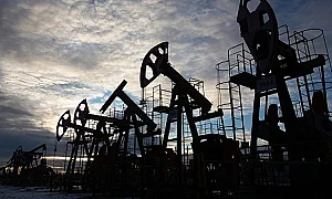 Петролът достигна четириседмичен връх след предложението на Тръмп за 20% такса в Ормуз