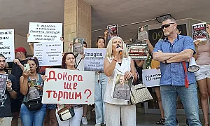 Съдът реши двете момичета по случая Кузев да останат в ареста, отвън протестират с викове "Убийци" /обновена/