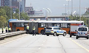 Автобус катастрофира, скъса мантинела и затвори Цариградско шосе