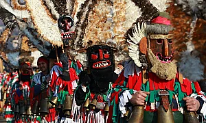 Кукерите и техните „роднини“ по света. Защо маската и шумът се повтарят?