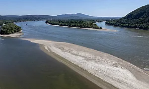 В капана на Дунав: Много кораби изчакват речното ниво да се вдигне, има и заседнали