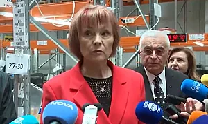 Нощна акция „Машини“: Бусове разнасят техниката за вота под засилена охрана