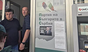 Цариброд под обсада: Местни „шерифи“ вкарват хора с предимство, ликът на Радев грее пред секцията