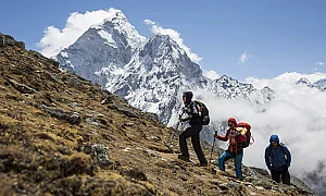 Скандал на Еверест: Водачи тровят туристи, за да точат милиони от застрахователи