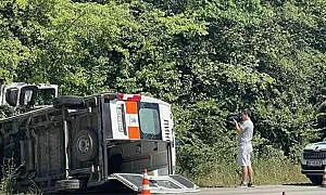 Линейка се преобърна след сблъсък с кола край Враца, всички пътници са ранени