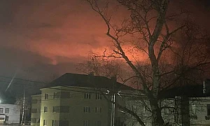 Украински дронове подпалиха ключова рафинерия на „Лукойл“, Русия отвърна с удари по Одеса