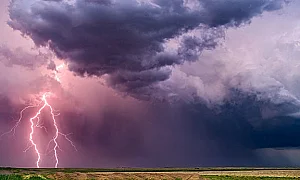 Топло начало на деня, следобед облаци, дъжд и гръмотевици