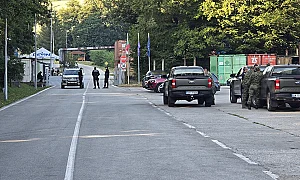 Опасност от нови взривове затруднява гасенето на пожара в „ЕМКО“