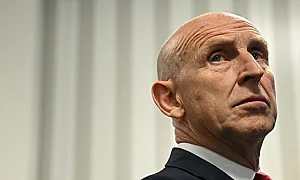 Британският министър на отбраната подава оставка заради разходите за отбрана