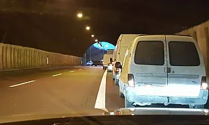 Полицията евакуира 60 чужденци от аварирал автобус в тунел „Траянови врата“