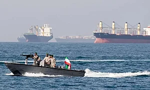 Флотилии малки лодки: Иран сменя тактиката в Ормузкия проток