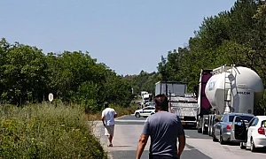Аварирал камион блокира движението по пътя между Враца и Монтана