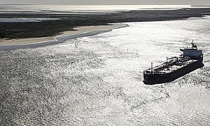 Петролът поевтиня след скока, пазарите чакат развръзка между САЩ и Иран