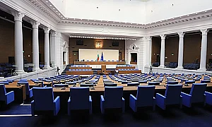 Парламентът започва с блицконтрол, Радев на среща на ЕС