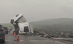 Тир катастрофира на АМ „Хемус“ край София, движението е силно затруднено