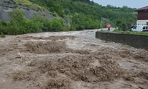 След бедствието в Тича: Над 30 къщи под вода, военни се включват в помощ