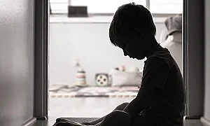 5-годишно дете в тежко състояние след побой, задържаха бащата