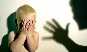 Шамарът като възпитание: 2/3 от родителите в България са посягали на децата си