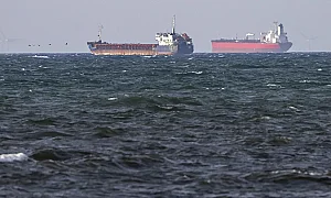 САЩ няма да удължат дерогацията за ирански и руски петрол