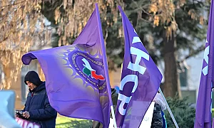 Изплащането на пенсиите започва с протести на пощите