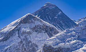 Еверест недостъпен: Тибет затвори маршрута заради снеговалежи