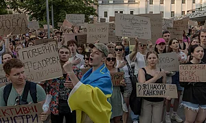 Протести в Украйна за оставка на главнокомандващия Олександър Сирски