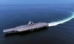 Китайски самолетоносач влезе в Тайванския проток, Тайпе постави флота под тревога