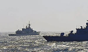 С разрушители и самолети: САЩ започват да извеждат блокираните в Ормуз кораби