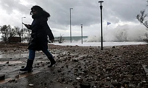 Бури, наводнения и жертви: Екстремно време удари Европа и Азия