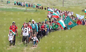 Почит за Ботев и всички, загинали за свободата ни: Стотици изкачиха връх Околчица