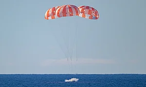 Artemis II се завърна на Земята с екстремно спускане над 30 пъти скоростта на звука