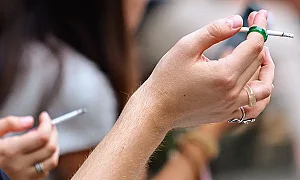 Цигарите поскъпнаха, но в магазините ще се продават на бандеролната им цена