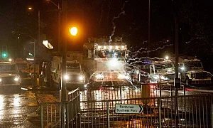 Хаос и насилие в Белфаст: Протести заради нападение с нож прераснаха в сблъсъци