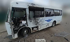 Руска атака уби двама и рани седем души в минибус в Херсон