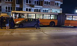 Автобус на градския транспорт помете няколко коли в София