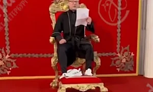 Бизнесмен с нож седна на императорския трон в "Ермитажа" и се закани на Путин