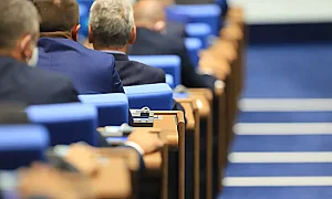 По-висока МРЗ и повече социални разходи: Парламентът прие удължителния бюджет
