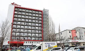 Момче падна от счупен парапет до НДК и е в кома в „Пирогов“