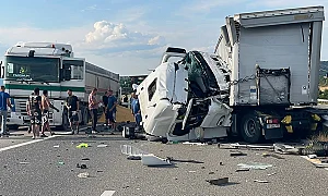 Катастрофа между два камиона затруднява движението по АМ „Струма“
