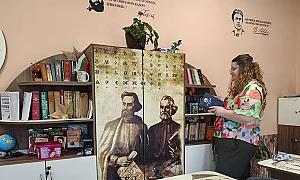 Тя подарява книги на учениците си в малкото училище – за езика, който трябва да съхраним