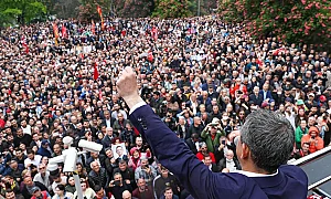 Барикади и сблъсъци: Съдебно решение разцепи основната опозиционна партия в Турция